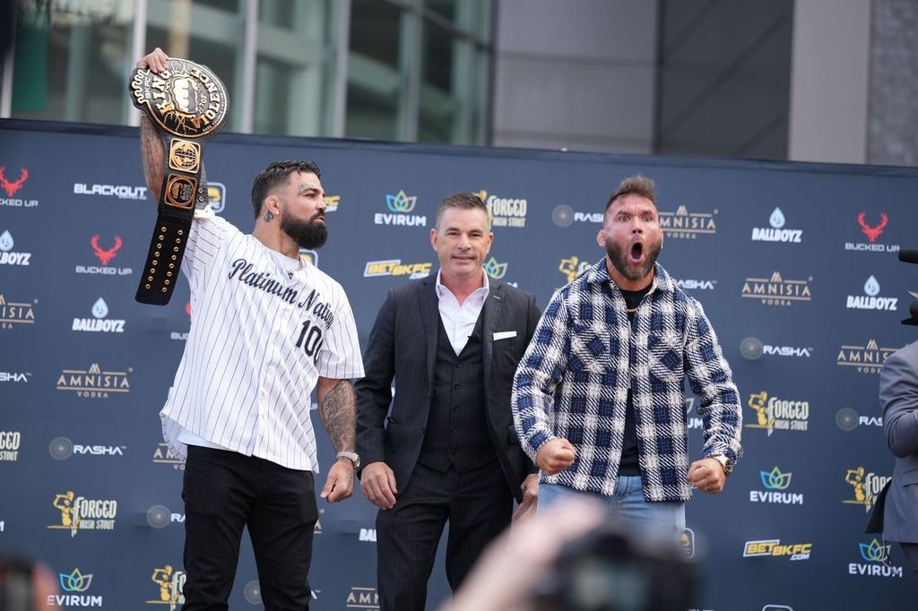 perry vs stephens press conference photo
