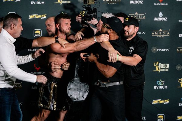 Hunt vs Dyer 2 Weigh In Photo